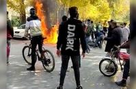  آتش زدن موتور پلیس و تخریب آمبولانس توسط معترضین در اصفهان +فیلم