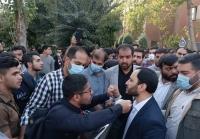 حضور جالب و مثبت سخنگوی دولت در جمع دانشجویان معترض/ «گفتگو، بهترین راهکار است»