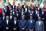 بدرقه ملی‌پوشان فوتبال ایران با حضور رئیسی و گرفتن عکس یادگاری