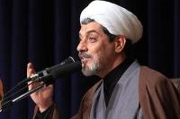 دیکتاتور، رضاخان است که با زور، بی‌سوادی و کودتا خود را تحمیل کرد