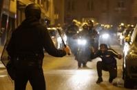 پرواز هلیکوپترها و استقرار خودروهای زرهی در شهرهای فرانسه