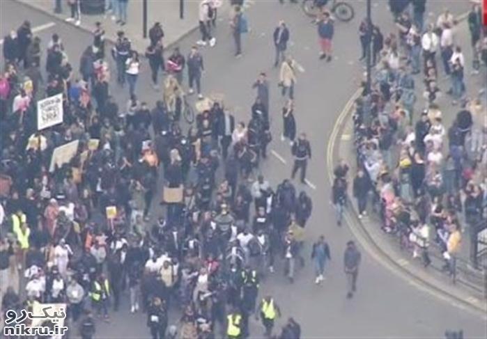  شبکه دولتی بریتانیا، جمعیت معترض به دولت را به عنوان طرفداران سینه چاک ملکه انگلستان جا زد