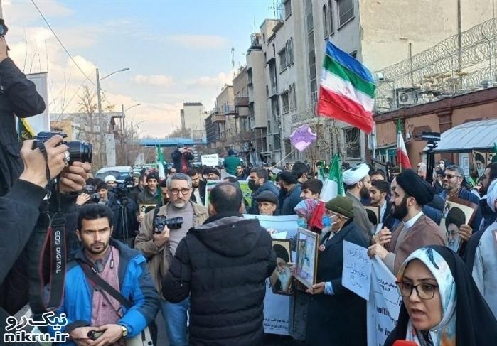  تجمع مردم مقابل سفارت فرانسه در اعتراض به اهانت مجله 